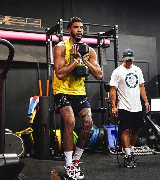 那不勒斯训练开放日，今晚再遭质疑引欢呼，全明星赛在即，身体对抗强度拉满的简单介绍