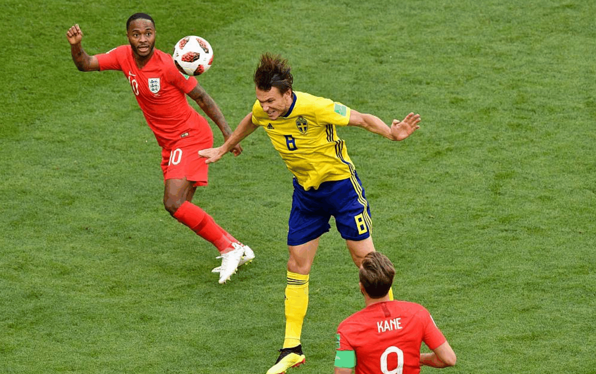 开云kaiyun体育直播 -关于今夜欧超杯传出新动向；上海海港遗憾出局；管理层表态：引发热议；更衣室氛围转暖的信息